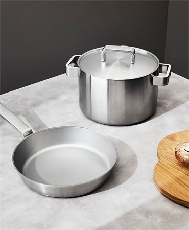 Iittala Tools - hrnce, pánve a pekáče v minimalistickém pojetí