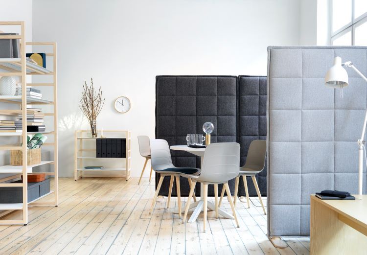 Paraván STITCH od Abstracta s geometrickým prošitím pro útulnější kancelářské prostředí