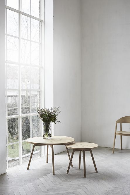 C2 coffee konferenční stolky od Andersen Furniture mají sice klasický organický tvar, ale rafinované detaily je činí jedinečnými