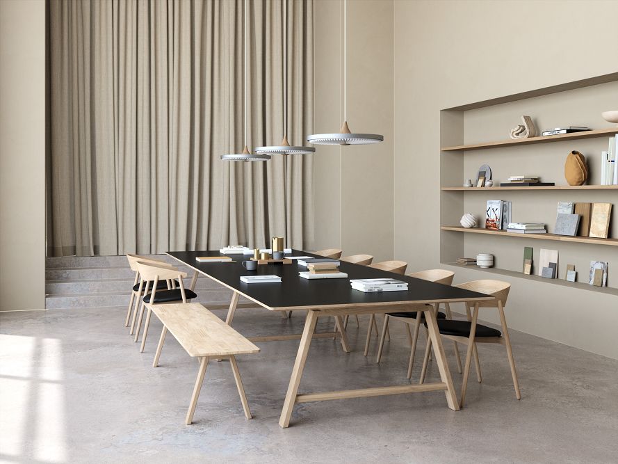 AD1 lavice od Andersen Furniture je vhodná pro neformálnější sezení třeba i k jednacímu stolu z kolekce AD1