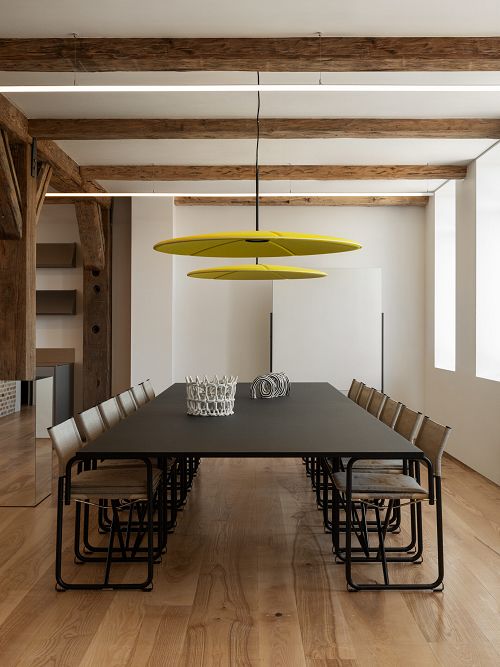 Akustické světlo LILY od Abstracta - lampa, která se jakoby vznáší ve vzduchu