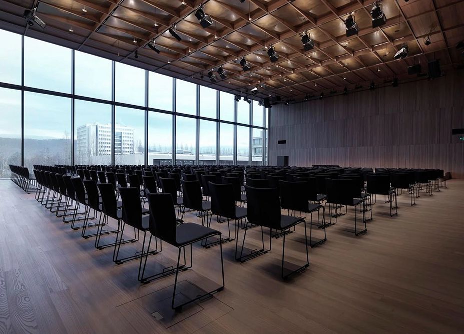 Židle CHAIRIK od Montana Furniture je ideální židlí do konferenčních místností s možností propojení do řad