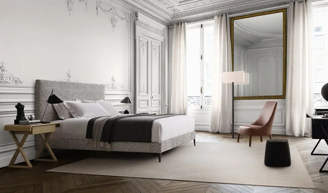 Klidná a sofistikovaná ložnice, v níž se snoubí komfort, kvalitní materiály a nadčasový design.