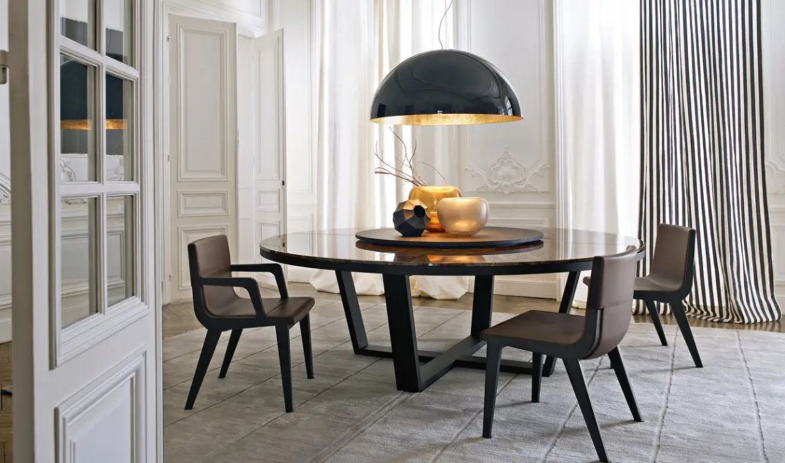 Elegantní jídelní kout Maxalto propojuje výrazný design nábytku s noblesou klasického pařížského interiéru.
