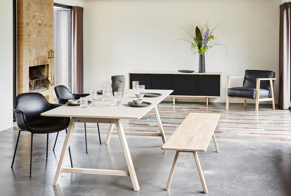 T1 meeting jednací stůl od Andersen Furniture dodá klasickým interiérům skandinávský nádech