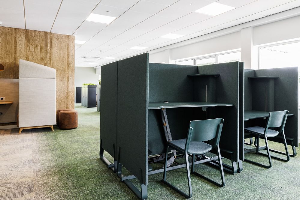 Jednotlivá soukromá pracoviště pro openspace v designu Theo